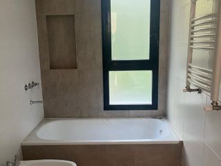 Dúplex en alquiler de 3 dormitorios c/ cochera en Villa Elisa