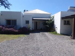 Casa en venta de 3 dormitorios c/ cochera en Praderas de San Lorenzo.