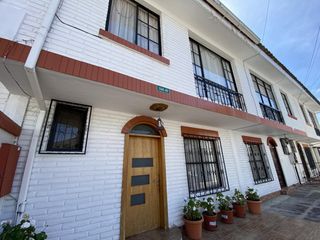 Casa amoblada en conjunto privado, con terraza y ubicación estratégica, Mañosca, Quito Centro Norte