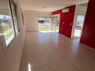 Foto 4 de Casa en venta de 2 dormitorios en Las Cañitas II con pileta