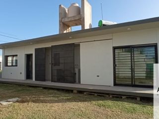 49 bis E/176 y 177-Casa en alquiler de 1 dormitorio c/ cochera en Lisandro Olmos