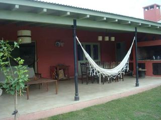Casa en venta de 5 dormitorios y pileta en Club de Campo La Aguada.