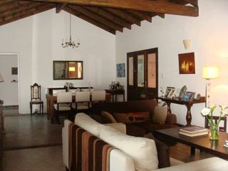 Casa en venta de 5 dormitorios y pileta en Club de Campo La Aguada.