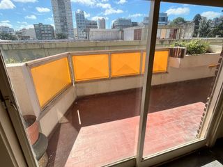 Departamento en alquiler semipiso de 5 ambientes con dependencia, balcón aterrazado y cochera fija, ubicado en Flores.
