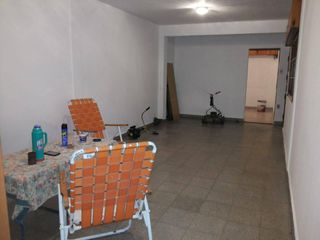Casa en venta - 2 Dormitorios 3 Baños - Locales - Cocheras - 300Mts2 - Mariano Acosta, Merlo