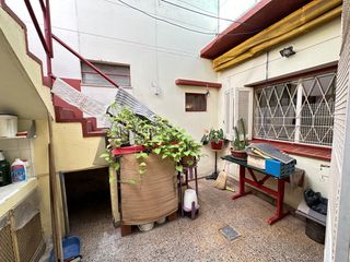 Casa de 1 planta con patio, terraza y cochera