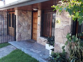 Casa  Alquiler  3 ambientes -  Martinez - lote propio  jardín - 148 mts - 2 dormitorios y dependencia
