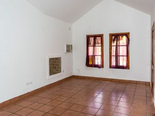 Foto 3 de CASA 2 DORM VENTA ZONA GRAND BOURG CON PILETA