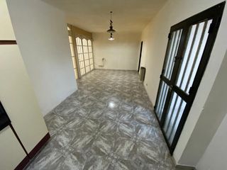 Alquiler Casa 2 Dormitorios con Garage - Barrio Cinco Esquinas - Rosario