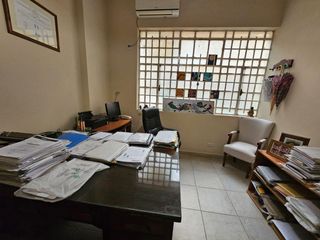 Oficina única en Planta Baja con baño compartido, Maipú al 500