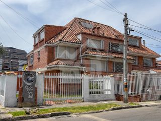 Arriendo - Casa Esquinera De 3 Niveles Ubicada En Usaquen, Bogotá