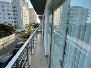 Lindo flat amoblado con  3 dormitorios, balcón y cochera a un paso del Malecón Cisneros