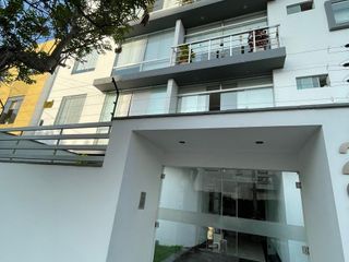 Lindo flat amoblado con  3 dormitorios, balcón y cochera a un paso del Malecón Cisneros