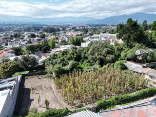 Terreno en Venta de 1014m, ideal para viviendas o desarrollo comercial, sector Conocoto.