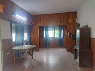 Casa en venta - 2 Dormitorios 1 Baño - 221,26Mts2 - Berazategui