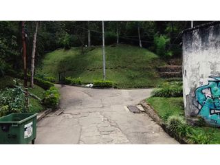 Foto 2 de LUXA VENDE LOTE ESQUINERO EN EL BARRIO EL REFUGIO
