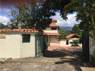 Maat vende Casa en el Condominio  Villeta 2.072m2 $ 1.000Millones
