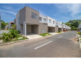 HERMOSA CASA ESQUINERA PARA ESTRENAR EN CIUDAD COUNTRY