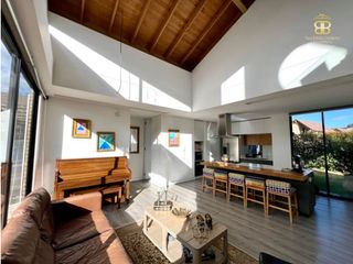 Se vende hermosa casa de 1 solo nivel más altillo en Cajica