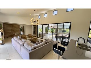 VENTA DE ESPECTACULAR CASA DE UN NIVEL EN CONDOMINIO LA MORADA