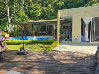 Maat vende Casa Campestre, Rio Dulce-Sasaima 1.828m2 $680Millones