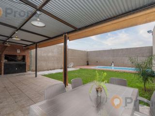 Casa en  venta 3 dormitorios con Pileta Nuevo Parque Pueblo Esther