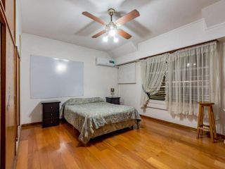 Alquiler  Casa 5 dormitorios, cochera, quincho y pileta en Fisherton, Rosario.