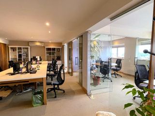 Oficina moderna y luminosa en venta en Béccar con 5 cocheras