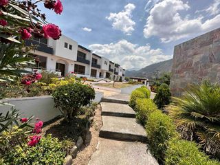 Venta Hermosa Casa de 3 dormitorios con expectacular vista. Cumbayá - San Juan bajo, sector Santa lucia