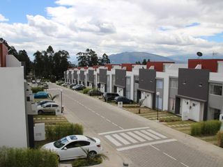 OPORTUNIDAD Casa en Venta de 2 Habitaciones más Estudio - Miranda - Los Chillos