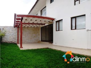Casa en venta Cumbaya Amplia con Jardín, Piscina, 3 dormitorios