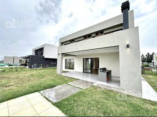 Casa 5 amb en 2 plantas con piscina en venta - Barrio Privado San Felipe - Canning