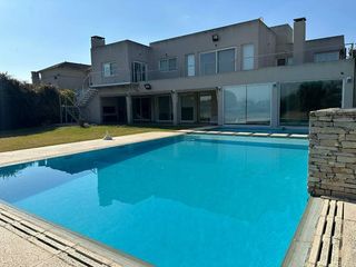 Foto 1 de Casa en alquiler en Belen de Escobar