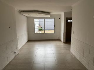 Casa en venta - 3 Dormitorios 3 Baños - 347Mts2 - Berazategui