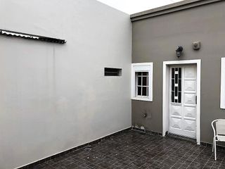 Casa en venta - 2 Dormitorios 1 Baño - Cochera - 100Mts2 - Los Hornos, La Plata