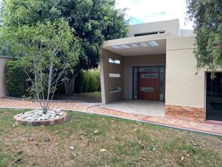 CASA RENTA VIVIENDA O COMERCIAL TUMBACO 5 DORMITORIOS C/U BAÑO