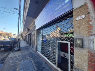 VENTA LOCAL CON PATIO CASEROS