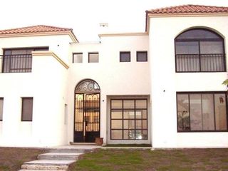 Foto 1 de Excelente Casa en COMPLEJO VILLA NUEVA - Santa Clara