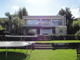 Foto 11 de EXCELENTE CASA AL LAGO EN SANTA BÁRBARA. MUY BUENA CALIDAD DE CONSTRUCCION!