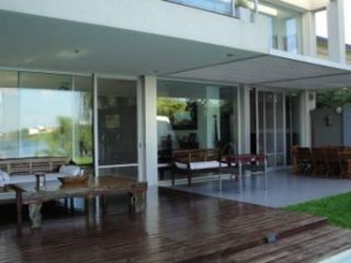 Foto 4 de EXCELENTE CASA AL LAGO EN SANTA BÁRBARA. MUY BUENA CALIDAD DE CONSTRUCCION!