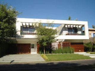 Foto 2 de EXCELENTE CASA AL LAGO EN SANTA BÁRBARA. MUY BUENA CALIDAD DE CONSTRUCCION!