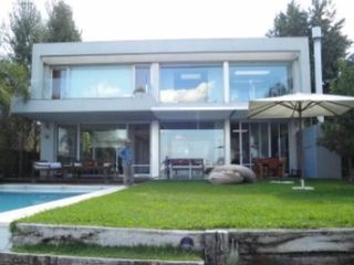 Foto 10 de EXCELENTE CASA AL LAGO EN SANTA BÁRBARA. MUY BUENA CALIDAD DE CONSTRUCCION!