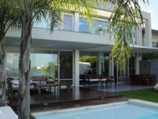 Foto 1 de EXCELENTE CASA AL LAGO EN SANTA BÁRBARA. MUY BUENA CALIDAD DE CONSTRUCCION!