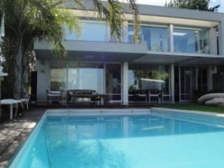 Foto 6 de EXCELENTE CASA AL LAGO EN SANTA BÁRBARA. MUY BUENA CALIDAD DE CONSTRUCCION!
