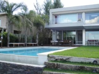 Foto 9 de EXCELENTE CASA AL LAGO EN SANTA BÁRBARA. MUY BUENA CALIDAD DE CONSTRUCCION!