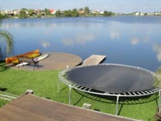 Foto 7 de EXCELENTE CASA AL LAGO EN SANTA BÁRBARA. MUY BUENA CALIDAD DE CONSTRUCCION!