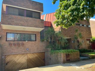 Foto 1 de Casa en alquiler de 4 dormitorios c/ cochera en Martínez