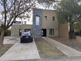 Foto 1 de CASA EN VENTA  A ESTRENAR BARRIO HARAS SANTA MARIA  LOS EUCALIPTUS 5 AMBIENTES
