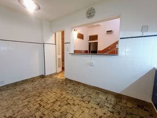 Venta casa en Floresta 5 ambientes, Permuta.