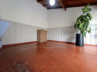 Venta casa en Floresta 5 ambientes, Permuta.